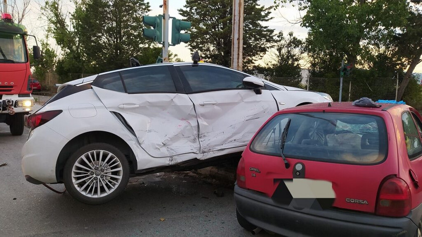 Σοβαρό τροχαίο στη Θεσσαλονίκη: Το ένα αμάξι πάνω στο άλλο &#8211; Διασωληνωμένος σε σοβαρή κατάσταση ο ένας οδηγός