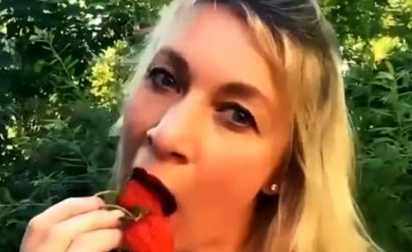 Μαρία Ζαχάροβα: Σάλος στα social media με βίντεο που τρώει φράουλες και ακούγεται το «Kalinka»