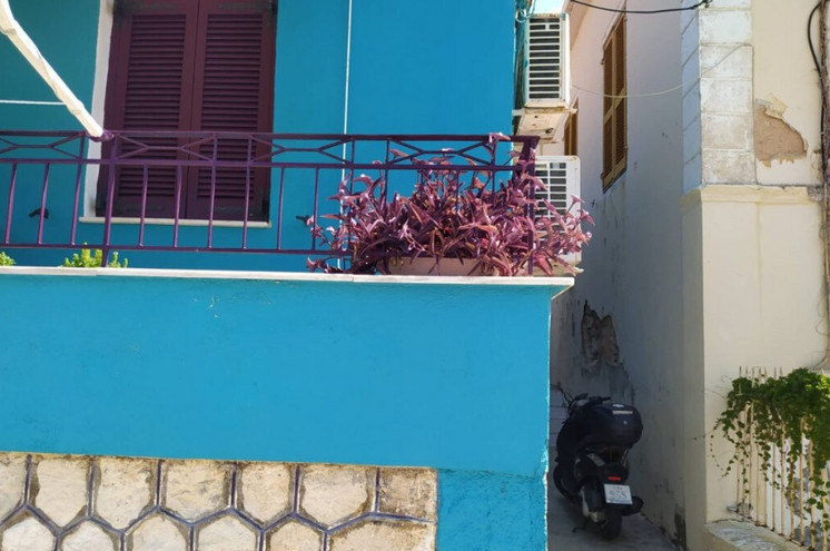 Ιθάκη: Τους… διέκοψε την ώρα που ερωτοτροπούσαν στον δρόμο και καταγγέλλει ότι της κατέστρεψαν το μηχανάκι