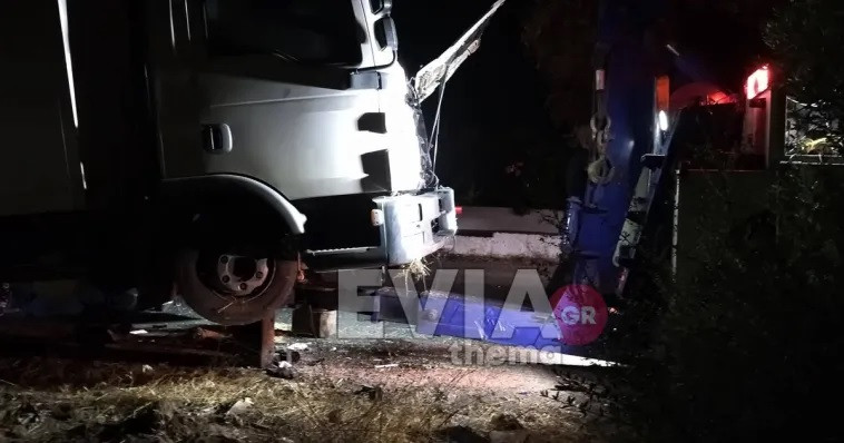 Εύβοια: Σφοδρή σύγκρουση βαν με φορτηγό στην Ερέτρια – Τραυματίστηκε σοβαρά ένας οδηγός