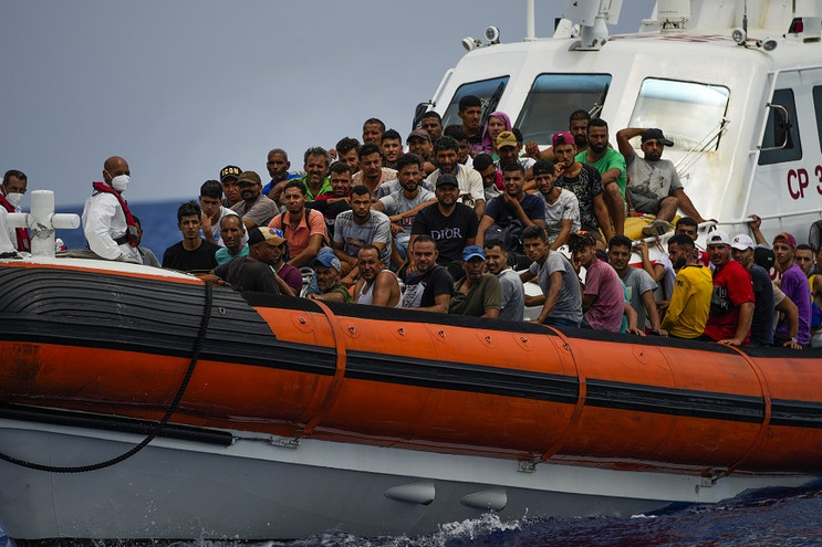 Ιταλία: Σκάφος με 87 διασωθέντες εξασφάλισε άδεια να ελλιμενιστεί έπειτα από μακρά αναμονή
