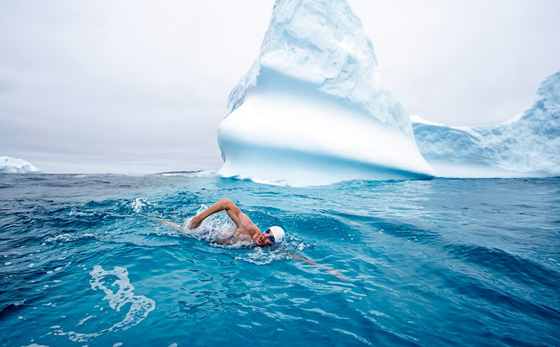 Lewis Pugh: κολυμπά ανάμεσα στα παγόβουνα για την ευαισθητοποιήση σχετικά με την κλιματική κρίση και μένει στην ιστορία