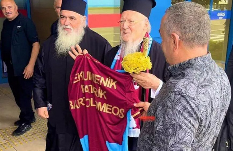 Φίλοι της Τραμπζονσπόρ έκαναν δώρο φανέλα στον Οικουμενικό Πατριάρχη με το όνομά του και ο Μπαχτσελί εξερράγη