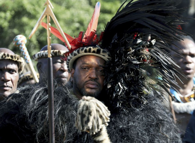 Μεγαλοπρεπής στέψη του νέου βασιλιά των Ζουλού στη Νότα Αφρική &#8211; Σκότωσε ένα λιοντάρι λίγες ημέρες πριν