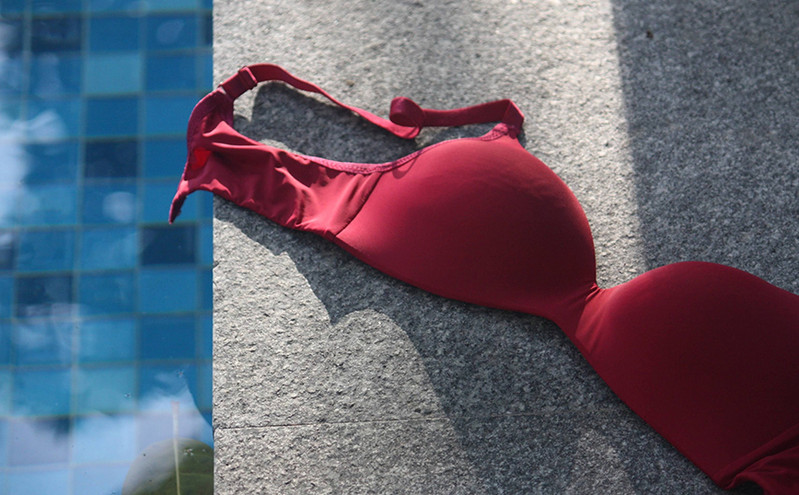 «Οι γυναίκες πρέπει να κολυμπούν τόπλες στην πισίνα», υποστηρίζει οργάνωση από την Καταλονία