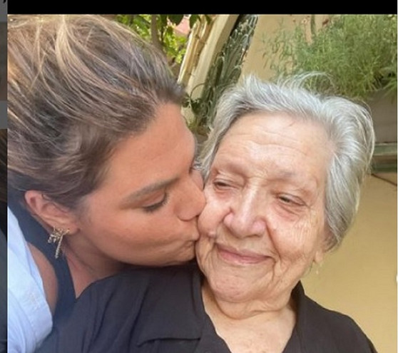 Δανάη Μπάρκα: Το απολαυστικό βίντεο με τη γιαγιά Τούλα στην Καλαμάτα να μιλάει Αγγλικά