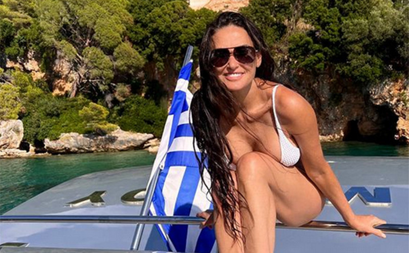 Ντέμι Μουρ: Χαμογελαστή δίπλα στην ελληνική σημαία – Διακοπές στην Ελλάδα για τη σταρ