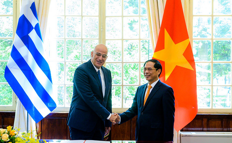 Στο Βιετνάμ ο Νίκος Δένδιας: «Κοινή προσήλωση στο Διεθνές Δίκαιο και το Δίκαιο της Θάλασσας συνδέει τις δύο χώρες»