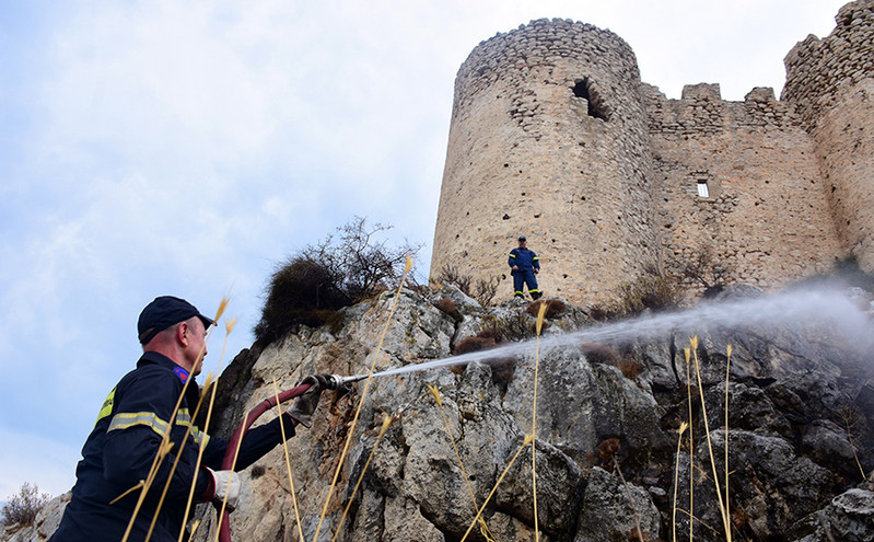 Άργος: Η φωτιά απείλησε το Κάστρο – Συναγερμός στην Αρχαιολογία