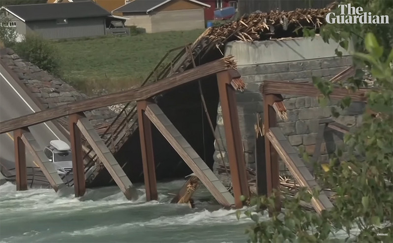 Νορβηγία: Κατέρρευσε ξύλινη γέφυρα την ώρα που πέρναγαν δύο αυτοκίνητα