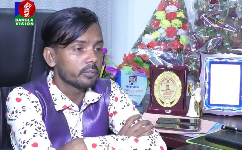 Μπανγκλαντές: Η αστυνομία προσήγαγε έναν τραγουδιστή επειδή «δολοφονούσε» εθνικές επιτυχίες