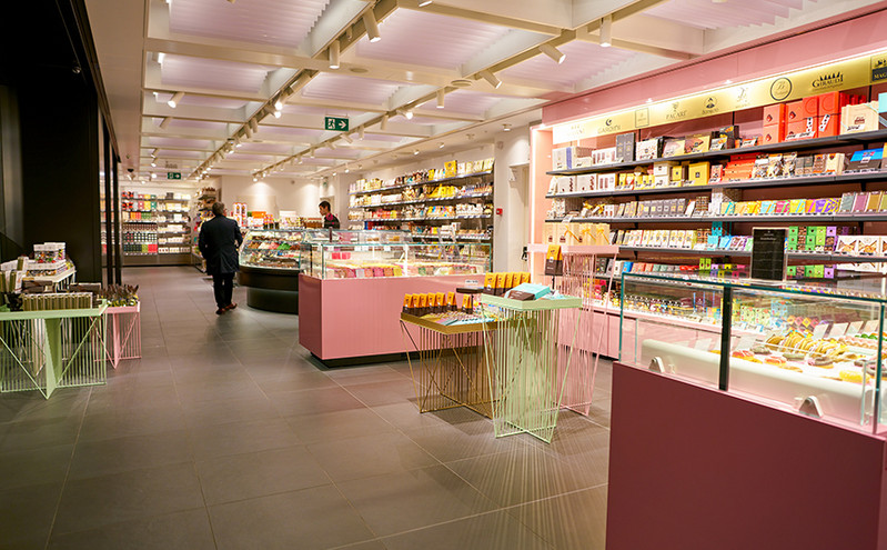 Σούπερ μάρκετ και καταστήματα στην Ευρώπη σβήνουν φώτα και μειώνουν το ωράριο για εξοικονόμηση ενέργειας