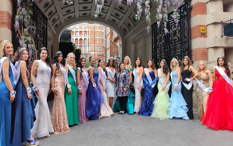 Είναι πανέμορφη χωρίς ίχνος μακιγιάζ και γράφει ιστορία στον διαγωνισμό ομορφιάς Miss England