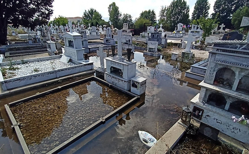 Πτολεμαΐδα: Πλημμύρισαν οι τάφοι από την κακοκαιρία