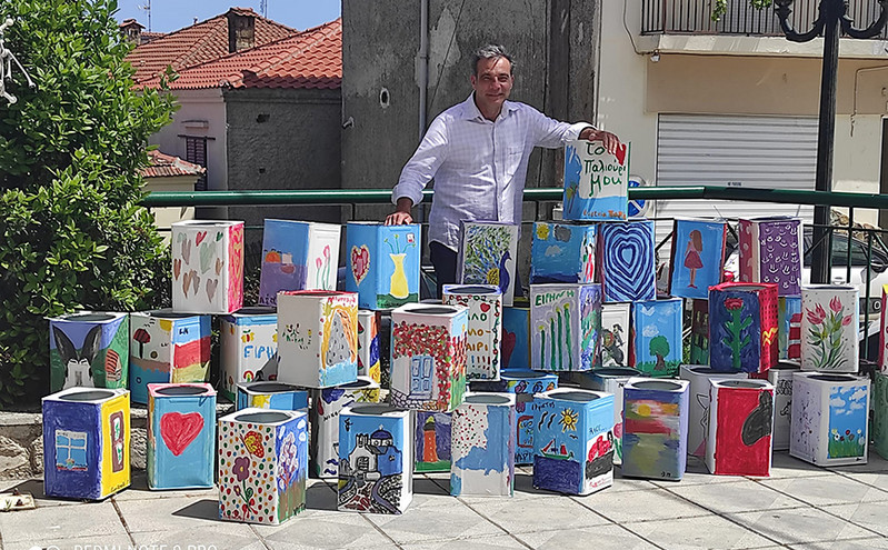 Χαλκιδική: Ελαιοχρωματιστής μεταμόρφωσε το χωριό του ζωγραφίζοντας τενεκεδένιες γλάστρες που δείχνουν τους κατοίκους
