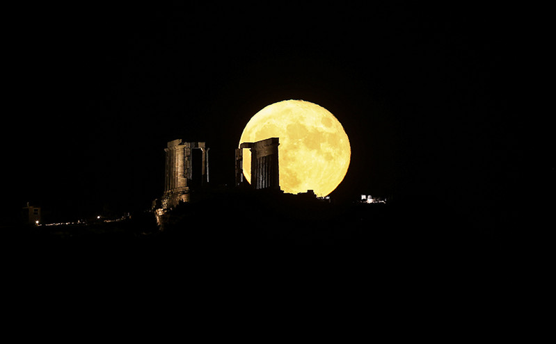Πανσέληνος Αυγούστου: Εντυπωσιακές εικόνες από το Φεγγάρι του Οξύρρυγχου με φόντο την Ακρόπολη και τον ναό του Ποσειδώνα