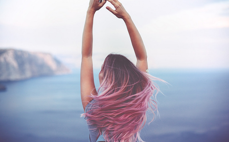 Τα ροζ μαλλιά είναι τάση – Δείτε πώς να αποκτήσετε το χρώμα