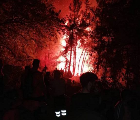 Θάσος: Εκτός ελέγχου η πυρκαγιά σε δασική έκταση