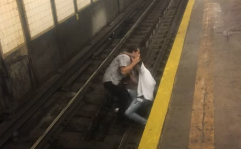 Νέα Υόρκη: Η θυσία ενός ομογενούς φοιτητή &#8211; Έσωσε άνδρα που έπεσε στις ράγες του τρένου