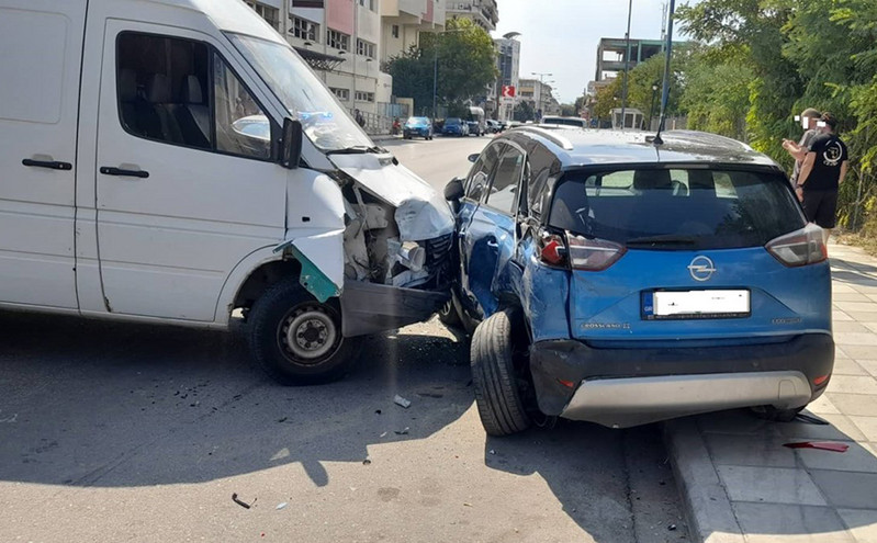 Τροχαίο έξω από το νοσοκομείο της Λάρισας: Βαν χτύπησε έξι αμάξια &#8211; Τραυματίστηκε κοριτσάκι