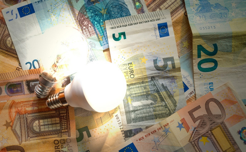 Απλήρωτοι λογαριασμοί ρεύματος: Επανασύνδεση ρεύματος και διαγραφή χρεών έως 6.000 ευρώ για ευάλωτα νοικοκυριά