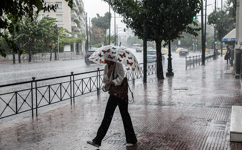 Καιρός: Άνοιξαν οι ουρανοί στο κέντρο της Αθήνας – Δείτε φωτογραφίες από την καταιγίδα