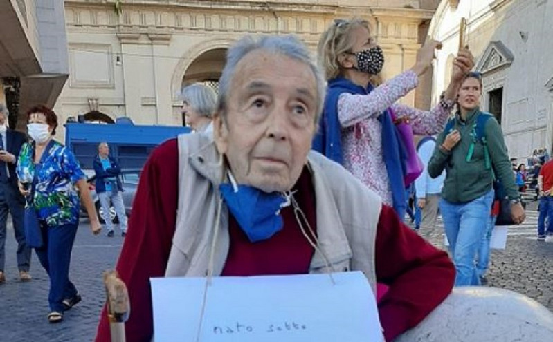 Το πλακάτ ηλικιωμένου για τις ιταλικές εκλογές που έγινε viral &#8211; «Γεννήθηκα με Μουσολίνι, δεν θέλω να πεθάνω με Μελόνι»