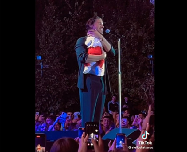 Νίκος Οικονομόπουλος: Η συγκινητική στιγμή που τραγουδάει έχοντας στην αγκαλιά του ένα μωρό