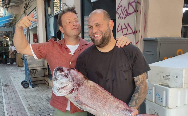 Θεσσαλονίκη: Ο ψαράς Πέτρος Σέμκος «έμαθε» στον Τζέιμι Όλιβερ να φιλετάρει – Το παρασκήνιο της συνάντησής τους