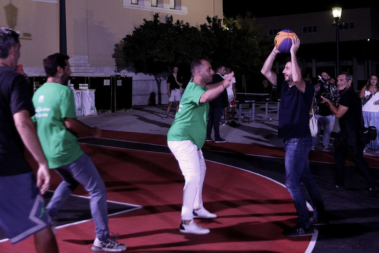 Νίκος Ανδρουλάκης: Υπέστη ρήξη χιαστού παίζοντας μπάσκετ στις εκδηλώσεις για 48χρονια από την ίδρυση του ΠΑΣΟΚ