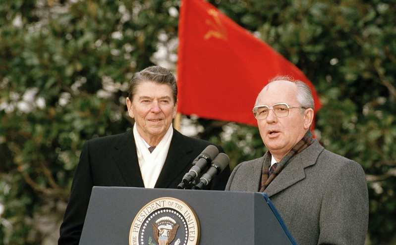 Guardian: Ο κομμουνιστής Γκορμπατσόφ και ο καπιταλιστής Ρήγκαν που συνέβαλαν στο τέλος του Ψυχρού Πολέμου