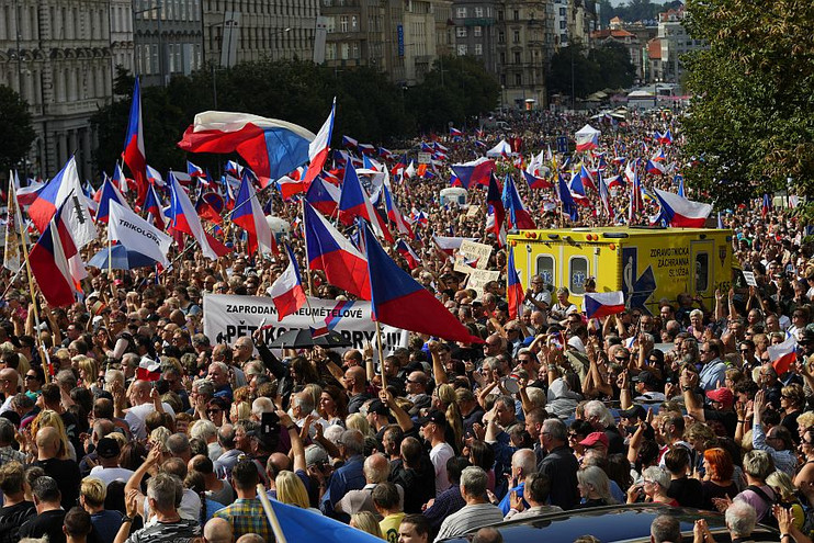 Τσεχία: Δεκάδες χιλιάδες διαδηλωτές διαμαρτυρήθηκαν στην Πράγα κατά της κυβέρνησης, της ΕΕ και του ΝΑΤΟ