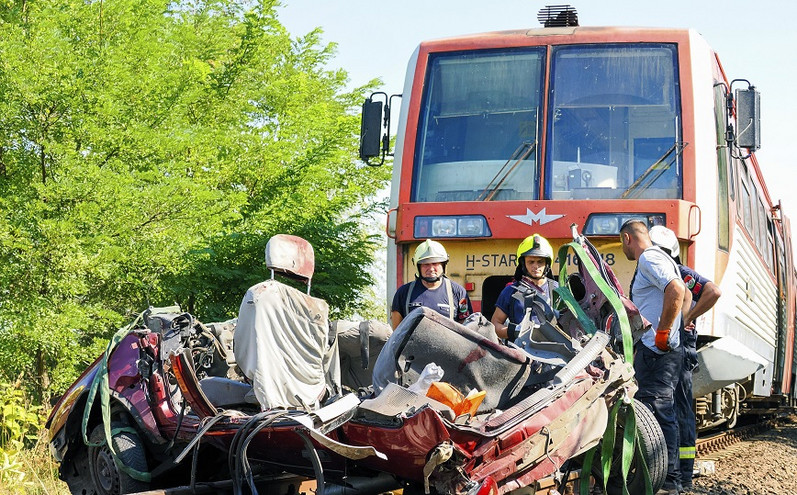 Τραγωδία στην Ουγγαρία: Επτά νεκροί όταν τρένο παρέσυρε αμάξι που πήγε να περάσει διάβαση