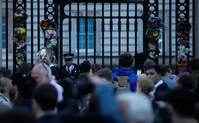 Θάνατος βασίλισσας Ελισάβετ: Με δάκρυα στα μάτια, χιλιάδες κόσμου αφήνουν λουλούδια στα Ανάκτορα του Μπάκιγχαμ