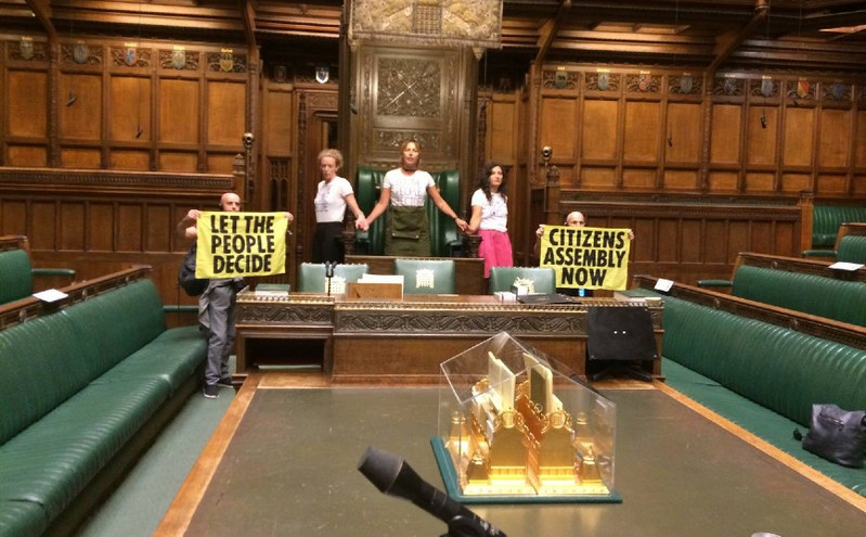 Ακτιβιστές μπήκαν στο βρετανικό κοινοβούλιο και «κόλλησαν» στο έδρανο του προέδρου &#8211; Ερωτηματικά για την ασφάλεια του κτιρίου