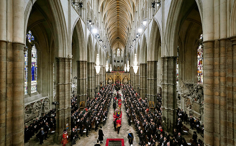 Βασίλισσα Ελισάβετ: Με τον εθνικό ύμνο ολοκληρώθηκε η κηδεία στο Αββαείο του Ουεστμίνστερ