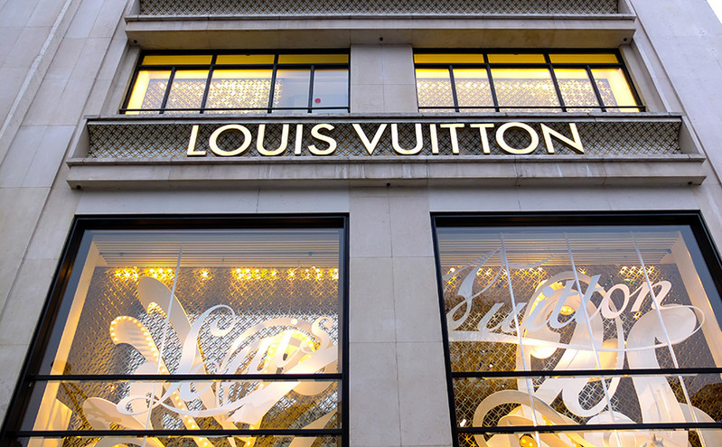 Γαλλία: Ο όμιλος της Louis Vuitton θα κλείνει τα φώτα στα καταστήματά της το βράδυ