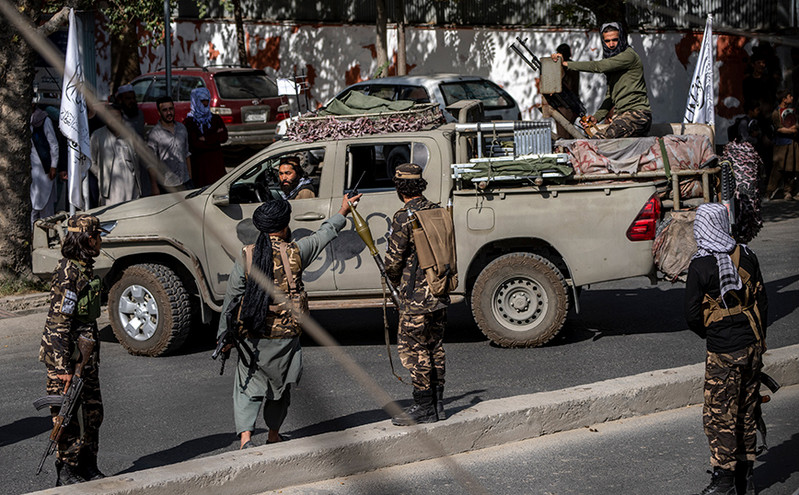 Αφγανιστάν: Οι Ταλιμπάν πυροβολούν στον αέρα στην Καμπούλ για να διαλύσουν διαδήλωση υπέρ των γυναικών του Ιράν