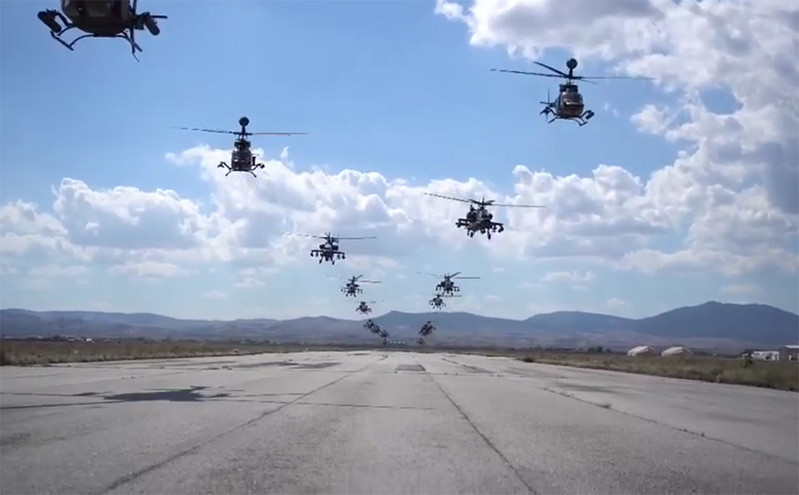 Βίντεο με τα 22 ελικόπτερα της Αεροπορίας Στρατού που «έκρυψαν» τον ουρανό στη Θεσσαλία