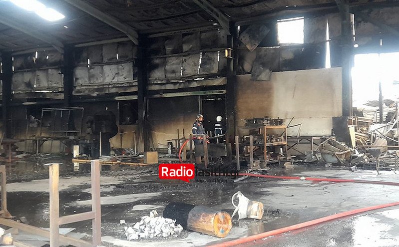Κρήτη: Κάηκε ολοσχερώς αποθήκη ξυλείας στην Ιεράπετρα