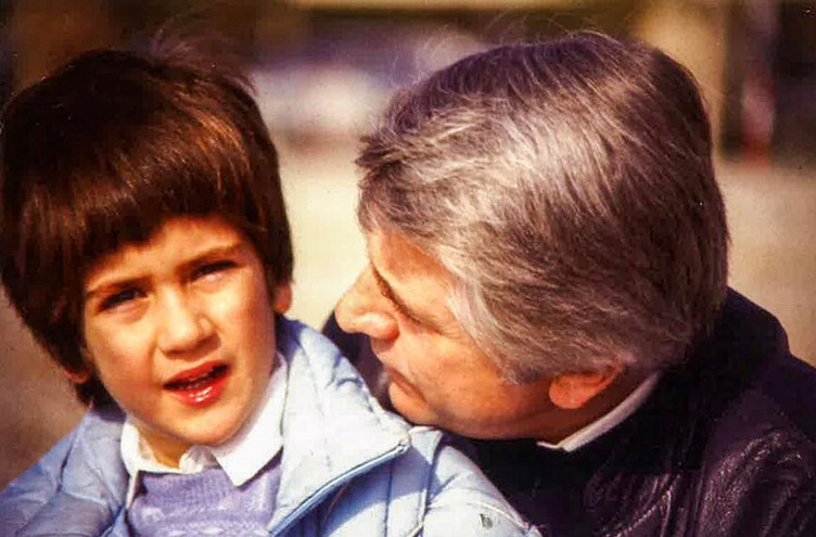 Συγκινεί ο Κώστας Μπακογιάννης για τα 33 χρόνια από τη δολοφονία του πατέρα του: «Πόσο σε ευχαριστώ»