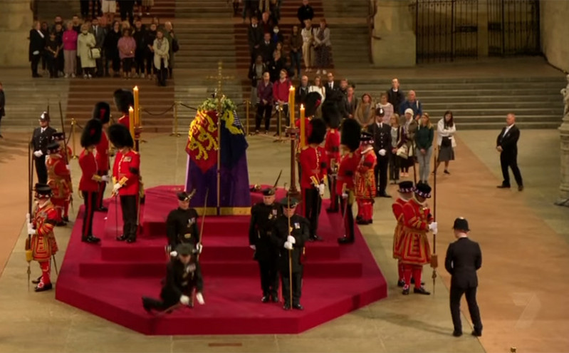 Βασίλισσα Ελισάβετ: Φρουρός λιποθύμησε δίπλα στο φέρετρο &#8211; Έως και 6 ώρες η αναμονή για το προσκύνημα