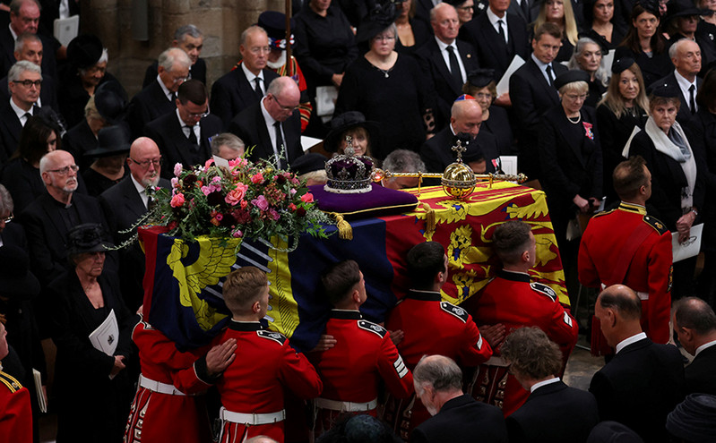 Κηδεία Βασίλισσας Ελισάβετ: Η στιγμή που το φέρετρο μπαίνει στο Αβαείο του Ουεστμίνστερ &#8211; Δείτε βίντεο