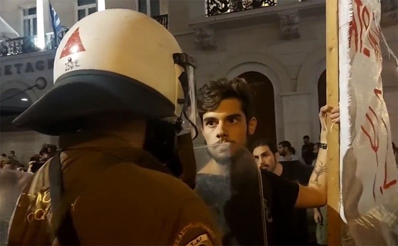 Φοιτητής «καρφώνει» με το βλέμμα του άνδρα των ΜΑΤ και γίνεται viral – Ο νεαρός συνέχισε με πάθος τη διαμαρτυρία του