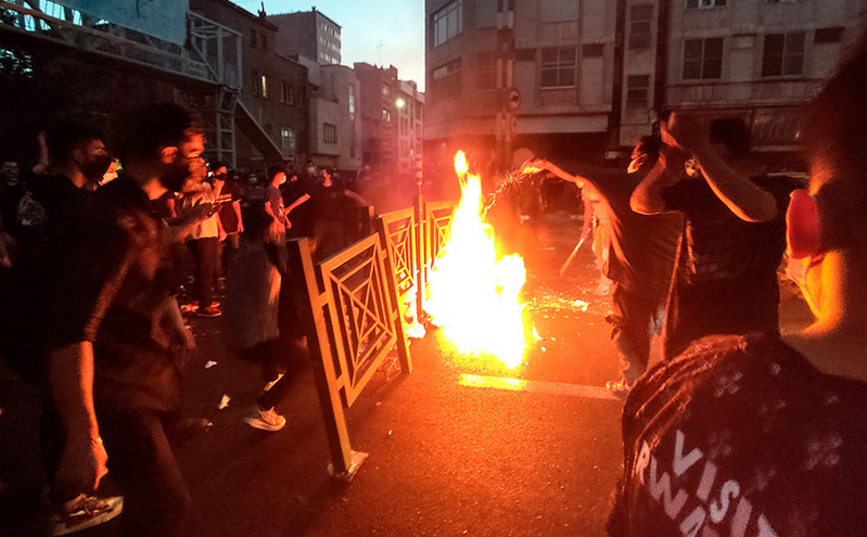 Ιράν: 12η ημέρα οργισμένων διαδηλώσεων για τη δολοφονία της Μαχσά Αμινί επειδή δεν φορούσε σωστά τη μαντίλα