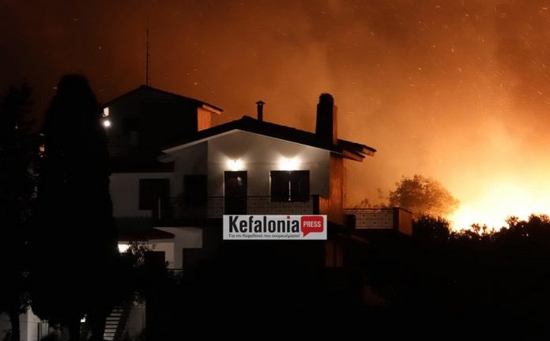 Μαίνεται η φωτιά στην Κεφαλονιά – Δύσκολη η νύχτα στο Ληξούρι