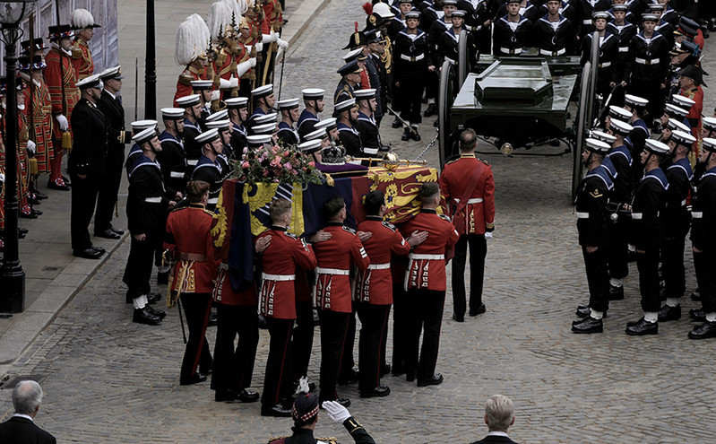 Κηδεία Βασίλισσας Ελισάβετ: Στο Αββαείο του Ουεστμίνστερ έφτασε το φέρετρο