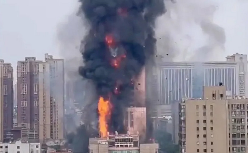 Κίνα: Μεγάλη φωτιά σε ουρανοξύστη με 42 ορόφους &#8211; Σοκάρουν τα βίντεο