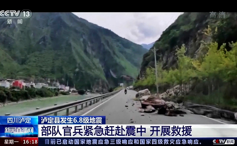Σεισμός στην Κίνα: 65 νεκροί, 12 αγνοούμενοι, 250 τραυματίες &#8211; Αδιάβατοι πολλοί δρόμοι