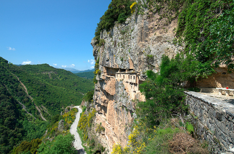 Μονή Κηπίνας: Δέος και θαυμασμός για ένα από τα πιο εντυπωσιακά μοναστήρια της χώρας